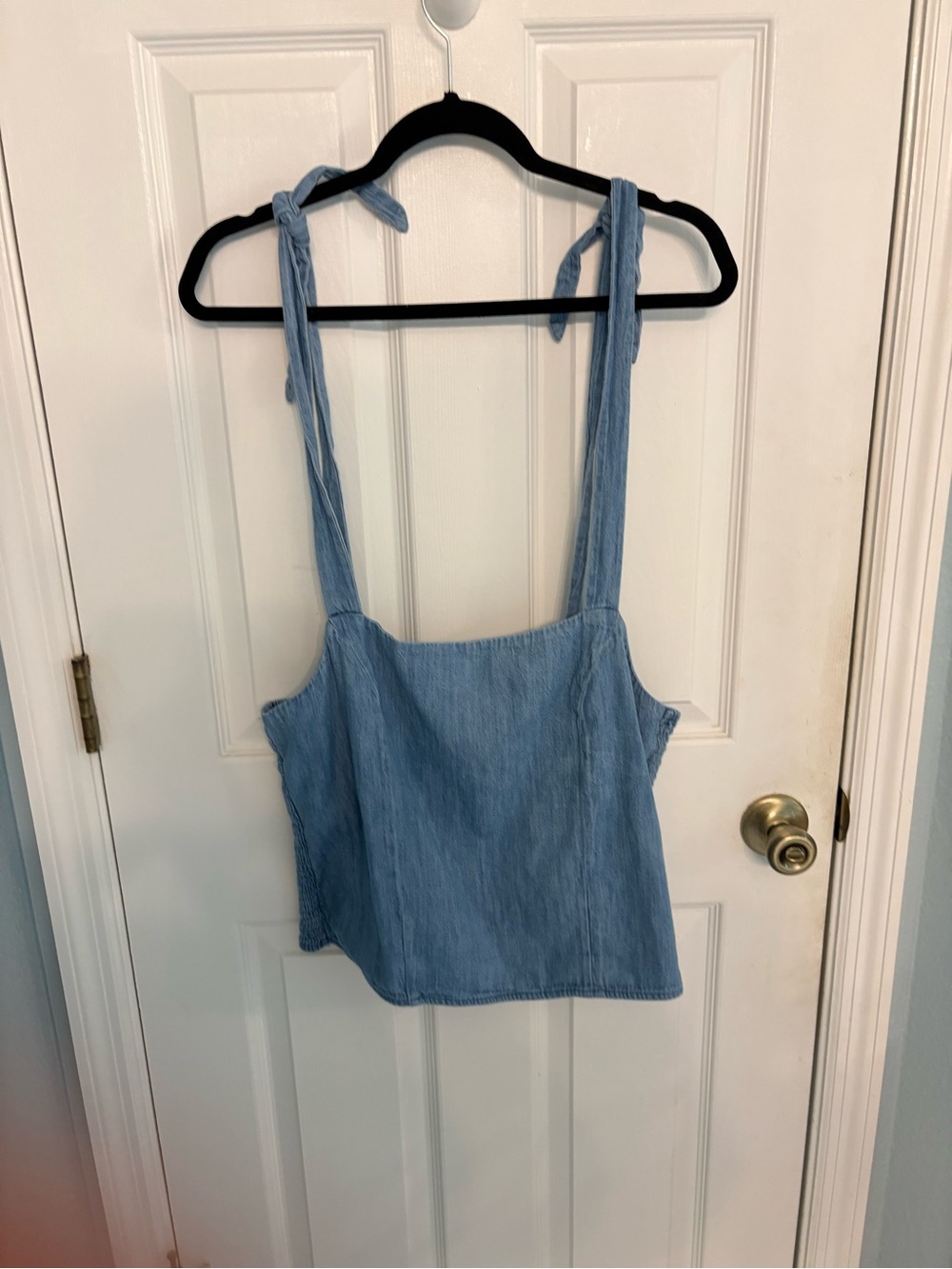 Old Navy Size L Light Wash Chambray Tie Strap Smocked Tank Top